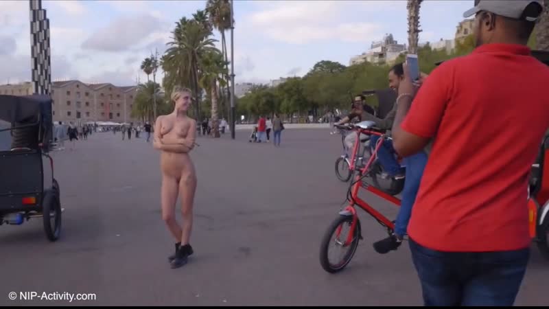 Голая на публике – милая итальянка с короткой стрижкой гуляет голой по улицам барселоны