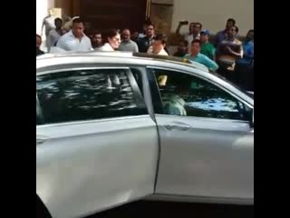 #shahrukhkhan visits #ajaydevgns residence to pay his respect to deceased filmm