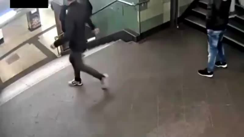 Вписка парень ебнyл бывшую(шкуру), настал час расплаты, отомстил за измену, жёстко, скатилась с лестницы