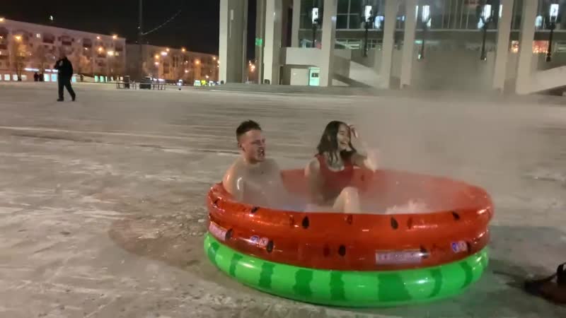 В перми парень с девушкой купались в бассейне около драмтеатра
