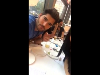 Pequeno vídeo do nick com a nana ontem (27) na pizzaria "via vai" em toronto