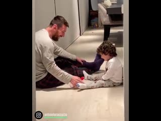 Месси играет со своим сынишкой