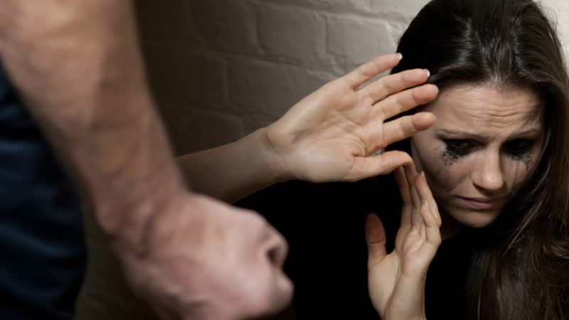 Учитель молодые школьницу на протяжении 18 лет которая была его приемной дочерью