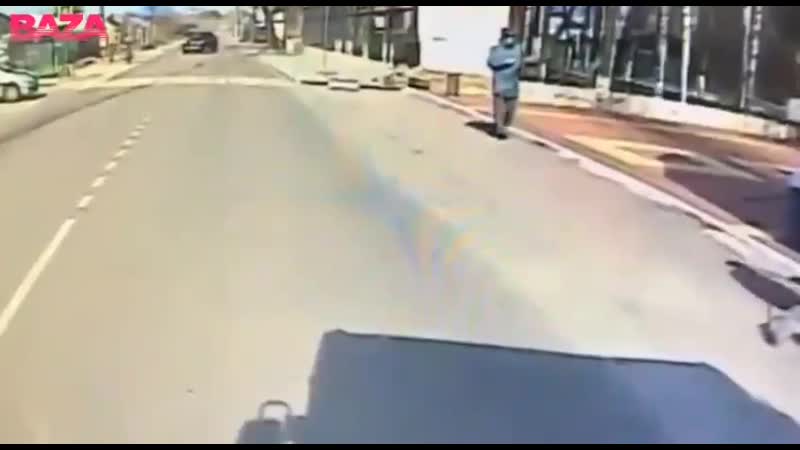 Про уродов и людей в воронеже курсант, подметая улицу, нерасторопно пропустил мерседес