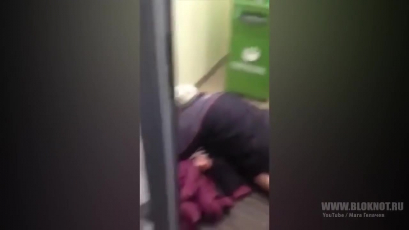 Бомжи ебуца в сбербанке )))))