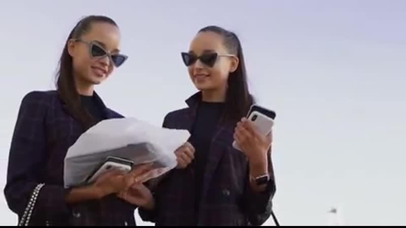 Девушки накормили бомжа роллами