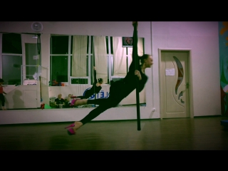 "девушка она и в мужском жанре девушка"