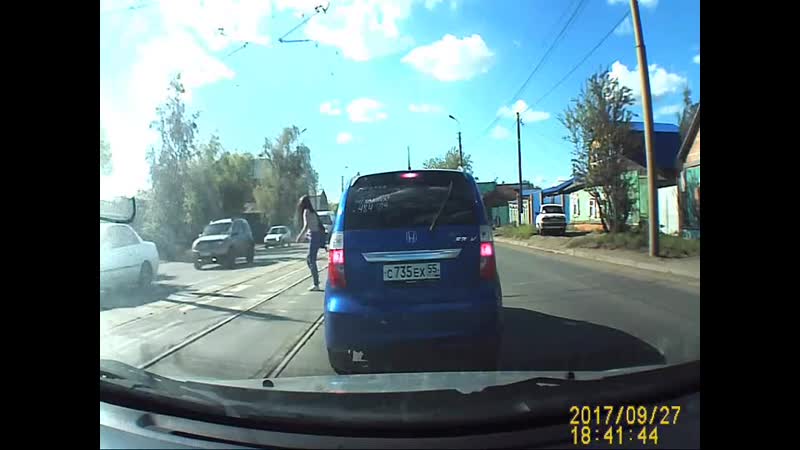 Проехал девушке по ноге на зебре