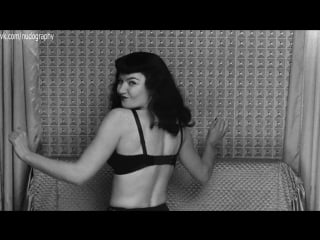 Гретхен мол (gretchen mol) на каблуках в фильме "непристойная бэтти пейдж" (the notorious bettie page, 2005, мэри хэррон)