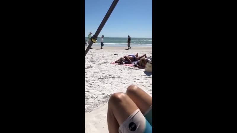 Идеальный план по засвету сисек на пляже