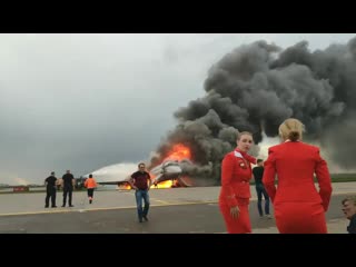 Видео, снятое в первые минуты после аварийной посадки в аэропорту "шереметьево" одним из пассажиров самолёта [nr]