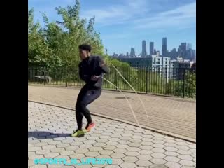 Скачет на встречу спортивному телу