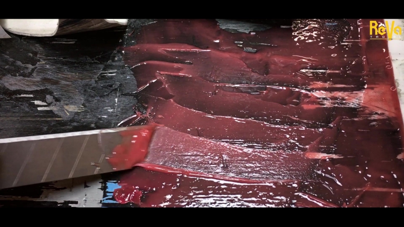 Нанесение клея на стекловолокно сноуборда