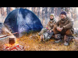 Лесной кемпинг в холодной палатке с горячей девушкой