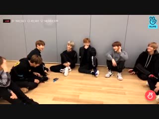 Yuta imitated how mark when he eat banana jsdhdgd