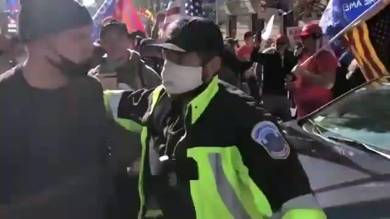 Чёрный сторонник трампа против белого блмщика