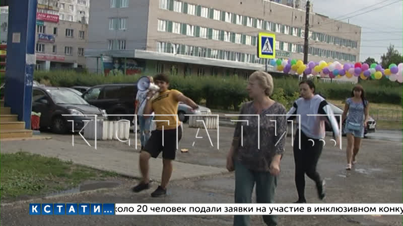 Торговцы дешевой одеждой, выдаваемой за люксовые бренды, пугают прохожих неадекватностью