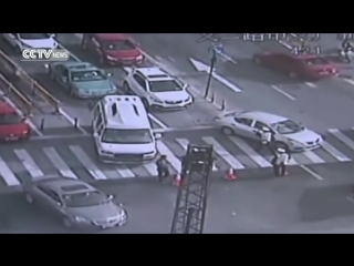 Отношение азиатов к провалу в асфальте prompt action from police help drivers escape road collapse