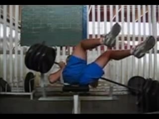 Зажало штангой