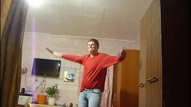 Юрка танцует два