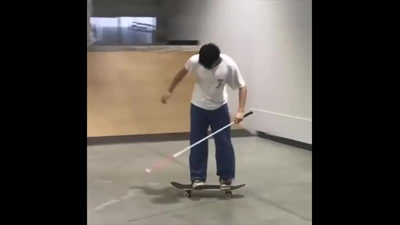 Слепой парень на скейте