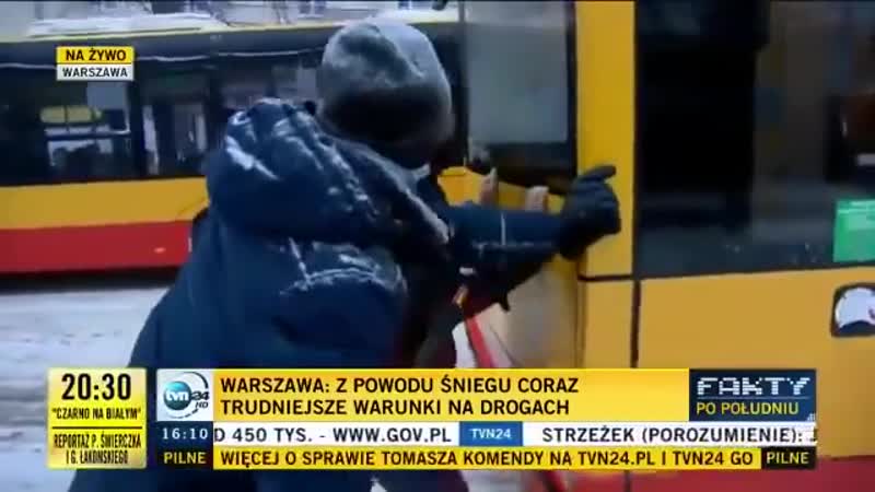 В варшаве беларус стал героем телесюжета он вытолкал в одиночку буксующий автобус