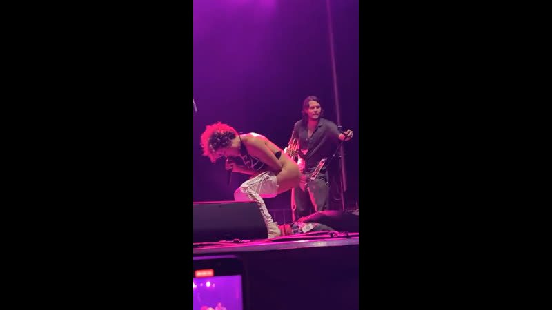 Солистка кавер группы brass against обоссала фаната