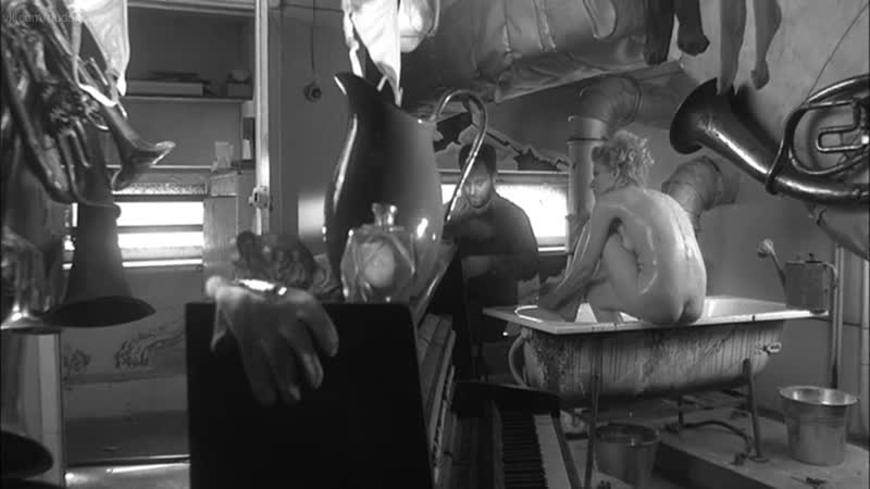 Рената литвинова голая в фильме "настройщик" (2004, кира муратова)