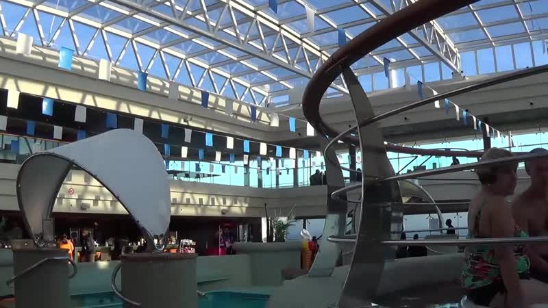 Крытый бассейн и джакузи на круизном лайнере msc magnifica