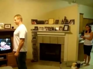 Guy lets his girlfriend test taser on him