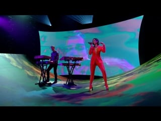 Calvin harris & dua lipa perform one kiss (live on the graham norton show)