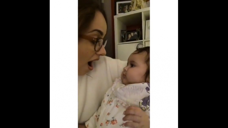 Она пытается съесть мой джемпер😂😍