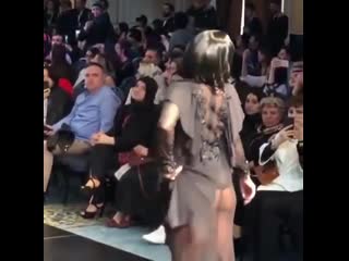 Şarkıcı haticeden podyumda kalça show