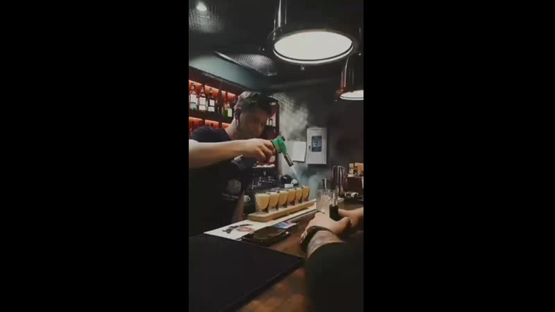 За барной стойкой