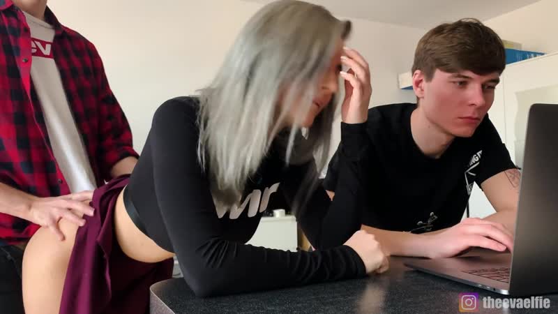 Трахаю девушку куколда чтобы кончить на её похотливое личико eva elfie