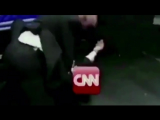 Trump отрывает яйца cnn