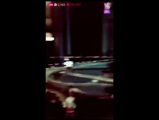 Ханбин показывает веранду в своей комнате