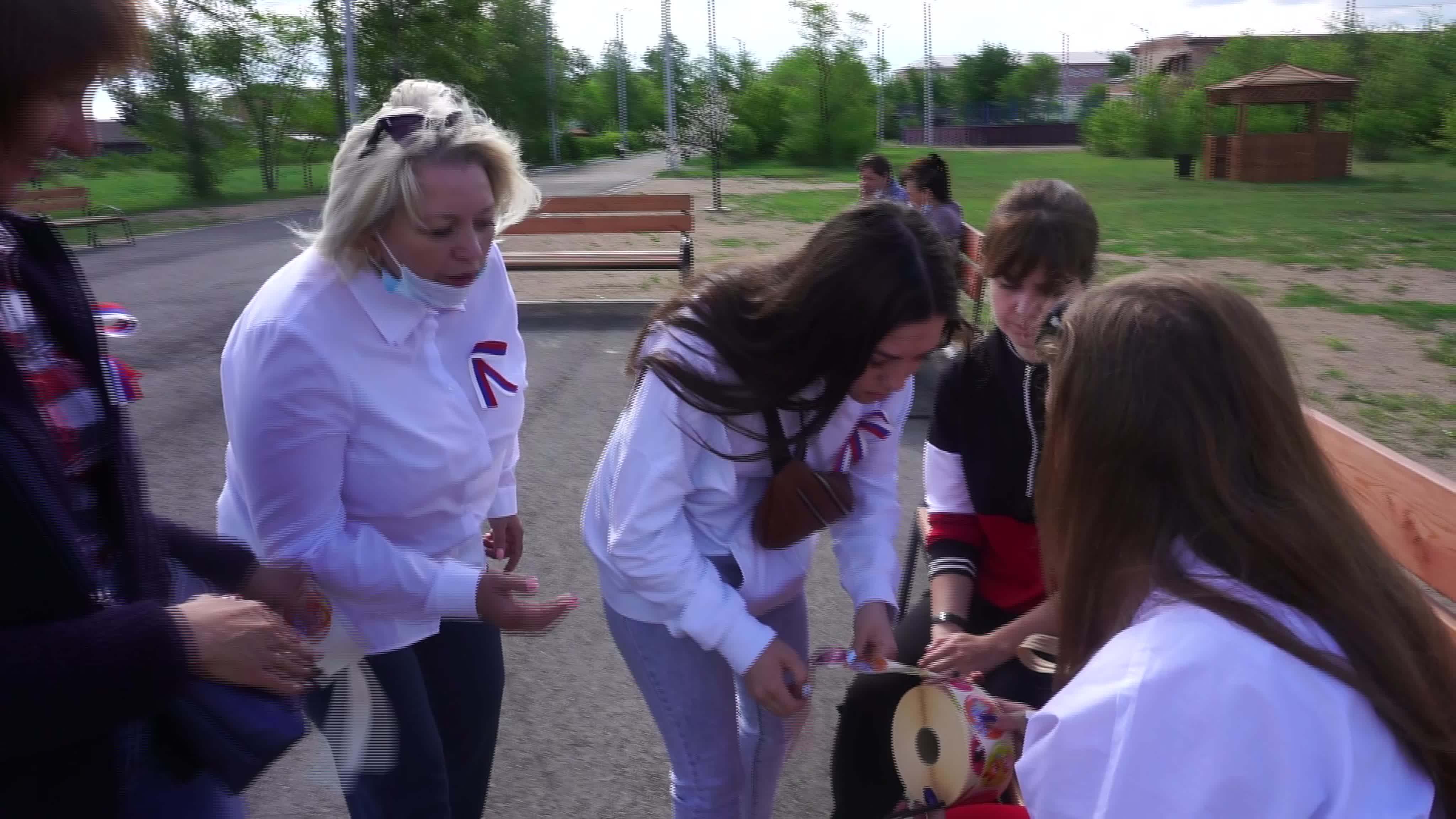 инцест  дрочит в парке ! watch online
