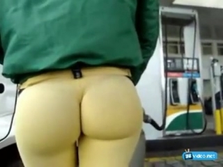 Шлюшка веляет своей сочной жопой на запрае #video #ass #public