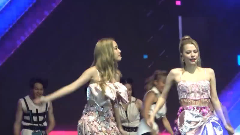 Выступление ребекка «бекки» армстронг, и «фрин» сароча чанкимха