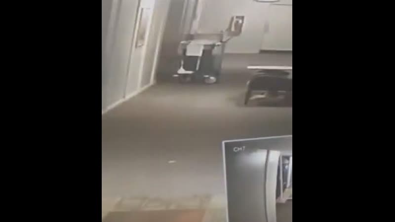 В американском отеле камера наблюдения зафиксировала появление призрака