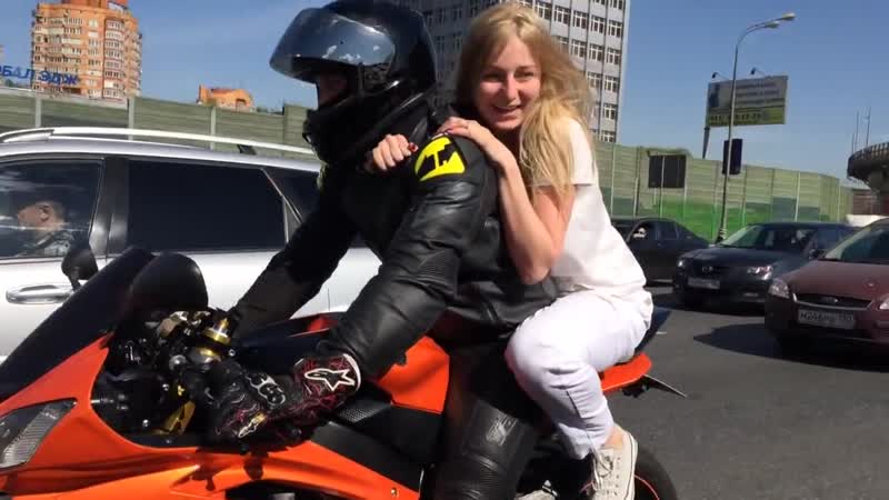 Девушка "напала" в пробке на мотоциклиста байкер с девушкой двойка подсела на мотоцикл, мотофлирт, мотолюбовь