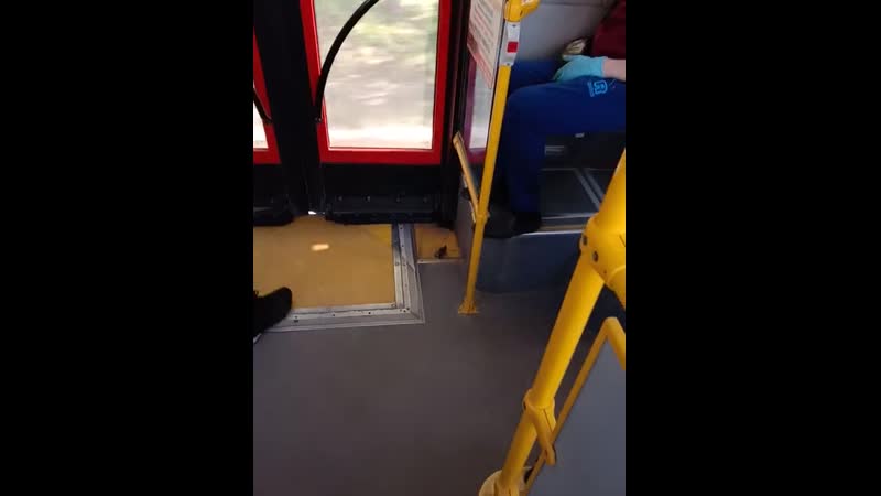 Кондуктор в грязных перчатках в казанском автобусе