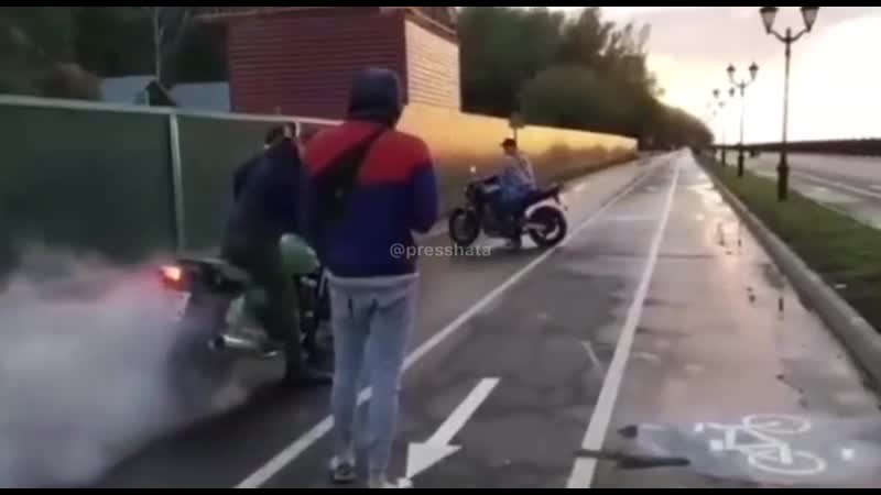 Вписка бухой чел лишённый прав решил понтануться перед своей девушкой, на финише врезался в мотоцикл своего кореша, 2 трупа