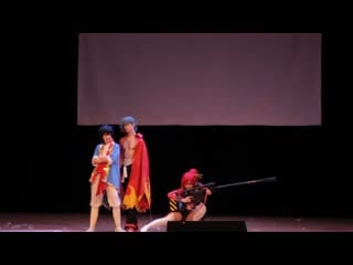 Hind porno yulduzi Sunny Leone olovli kamin oldida yechinishda muammoga duch kelmaydi