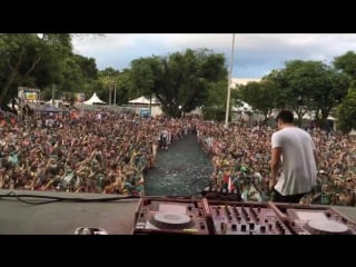 Chris leão this crowd is insane!