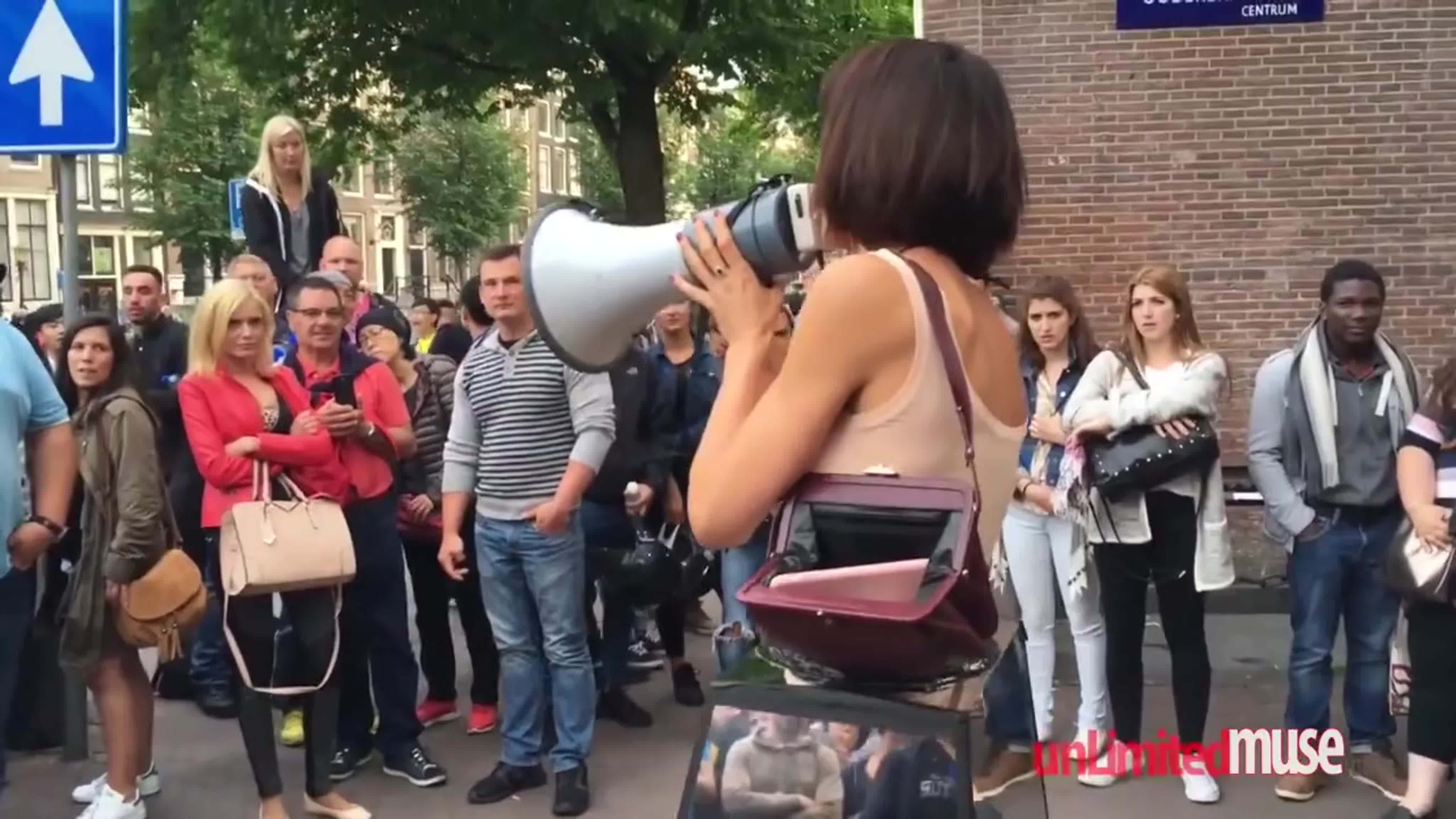 Даёт на улице всем потрогать пизду и сиськи порно watch online