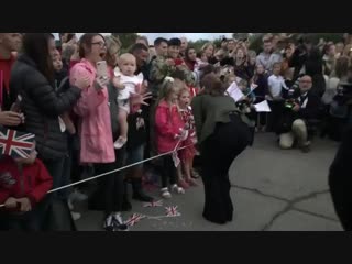 I love how excited this lady in pink is during the walkabout a little earlier! kate told one wellwisher how prince louis is lear