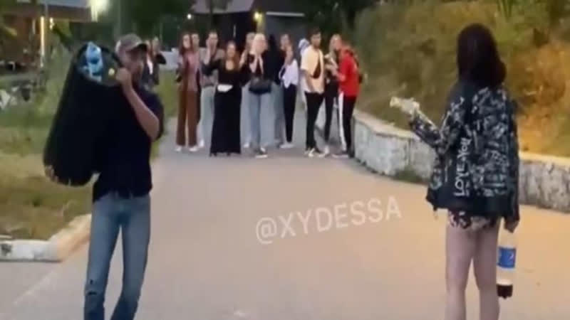 В одессе мужчина кинул мусорку и отправил в нокаут укронацистку