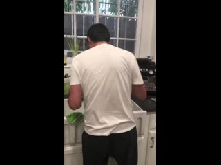 Сардаров юрец пританцовывая моет посуду